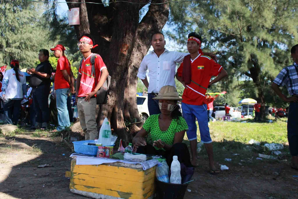 Hàng ngàn cổ động viên ùn ùn kéo về sân Thuwanna ảnh 11